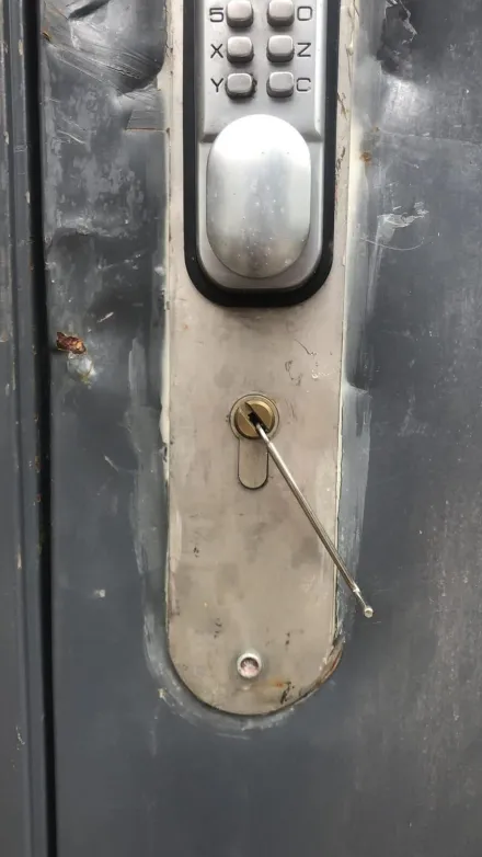 Wire pick in the euro cylinder of a steel door fitted with a push-button code lock