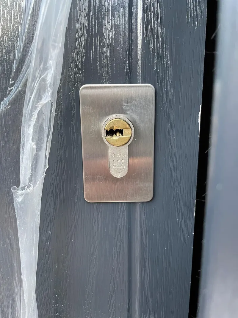 Ultion three-star cylinder in a stainless escutcheon plate on an anthracite composite door
